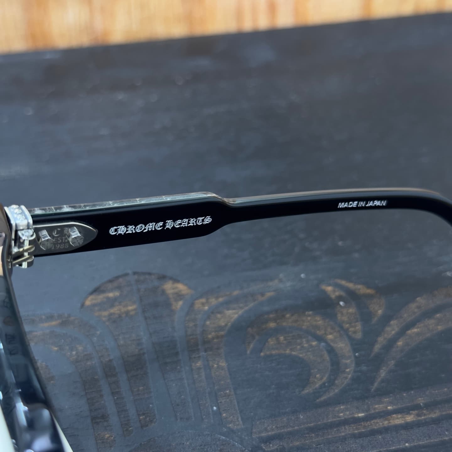 Гравировка Chrome Hearts и Made in Japan на внутренней стороне заушника