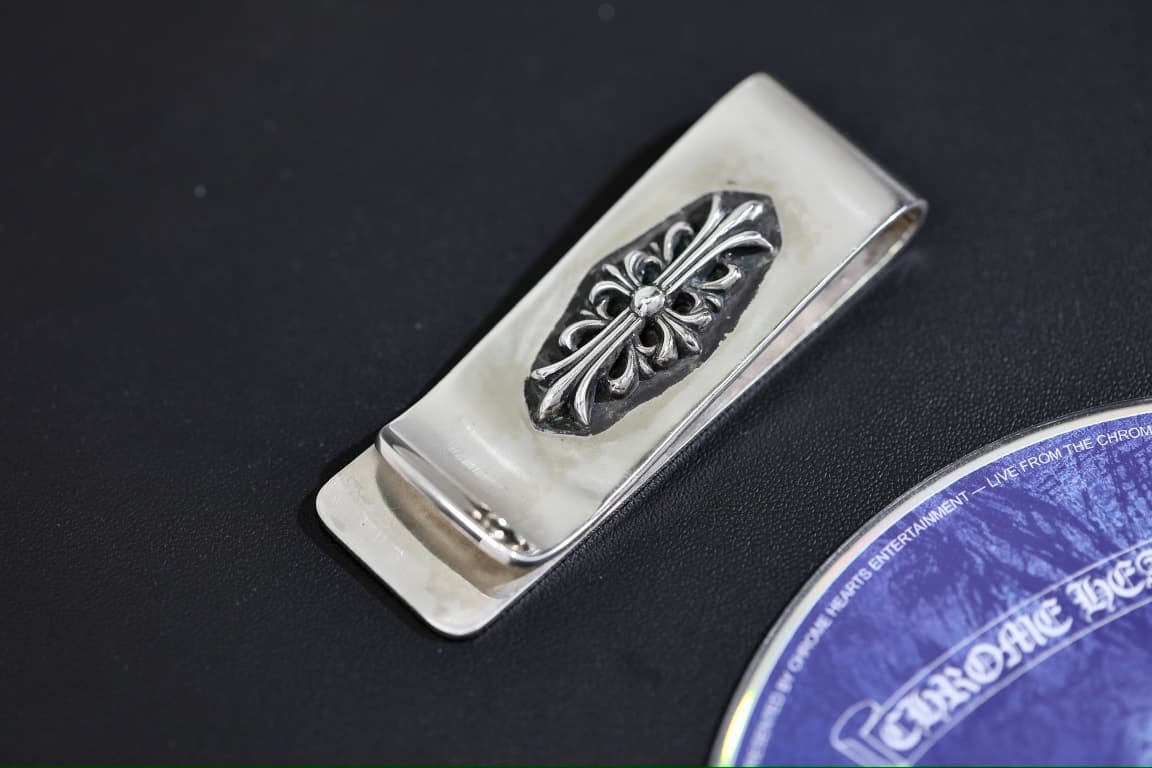 Крупный план объемной накладки Floral Cross с чернением