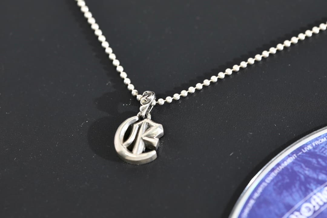 Серебряная подвеска-буква E Chrome Hearts на шариковой цепочке