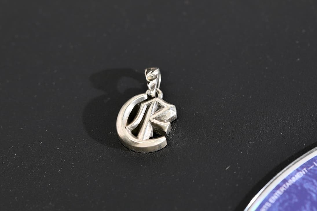 Кулон в виде буквы E Chrome Hearts из серебра 925 пробы, вид спереди