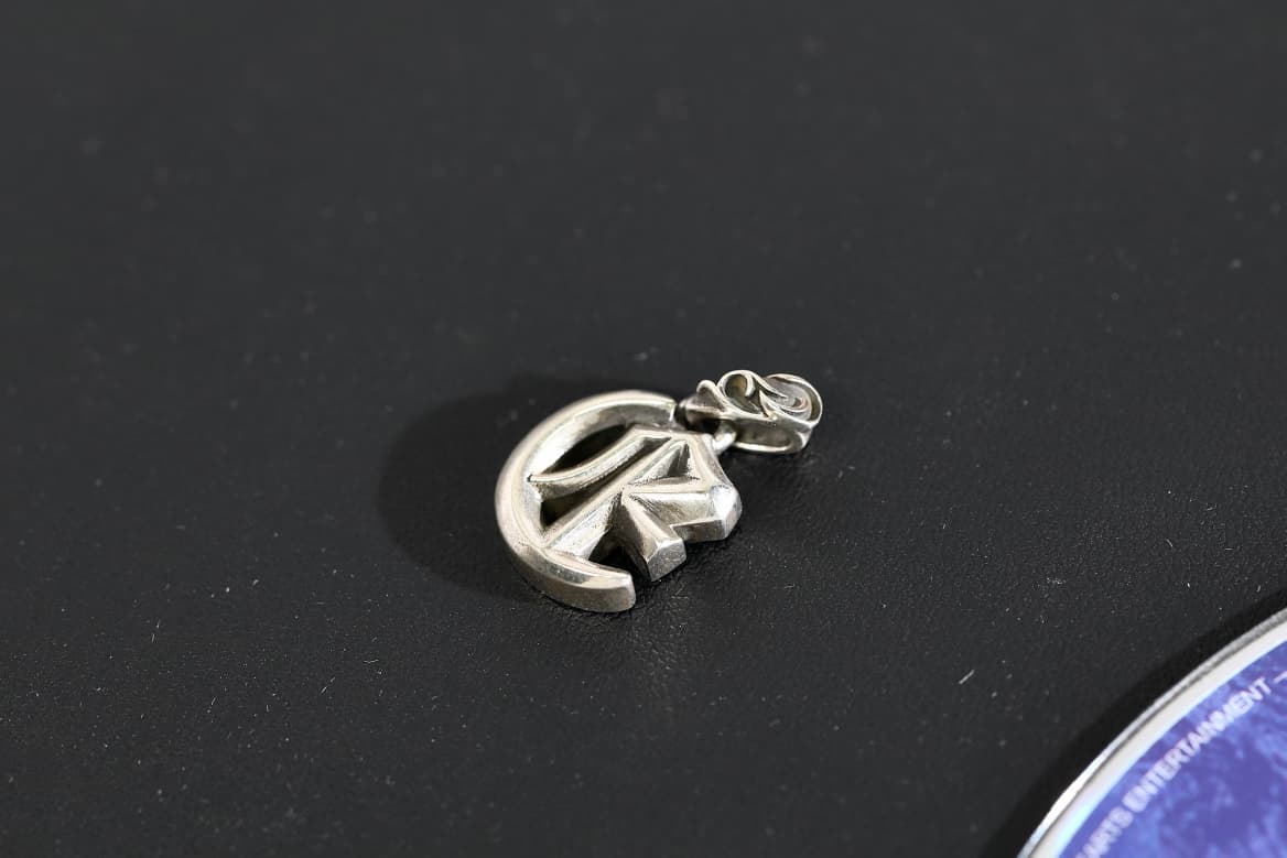 Подвеска-алфавит буква E Chrome Hearts в ракурсе три четверти