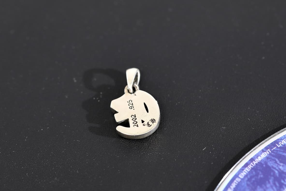Оборотная сторона серебряной подвески Chrome Hearts с гравировкой 2002 .925
