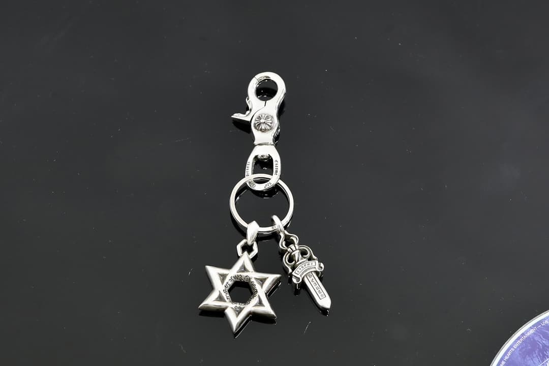 Серебряный брелок Chrome Hearts с карабином и подвесками в виде шестиконечной звезды и кинжала