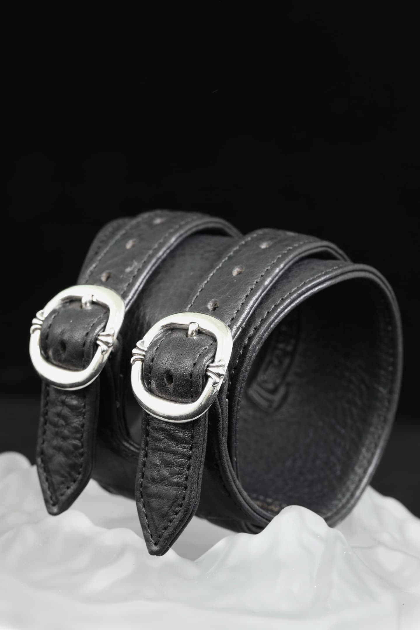 Широкий кожаный браслет Chrome Hearts с двумя пряжками, вид спереди
