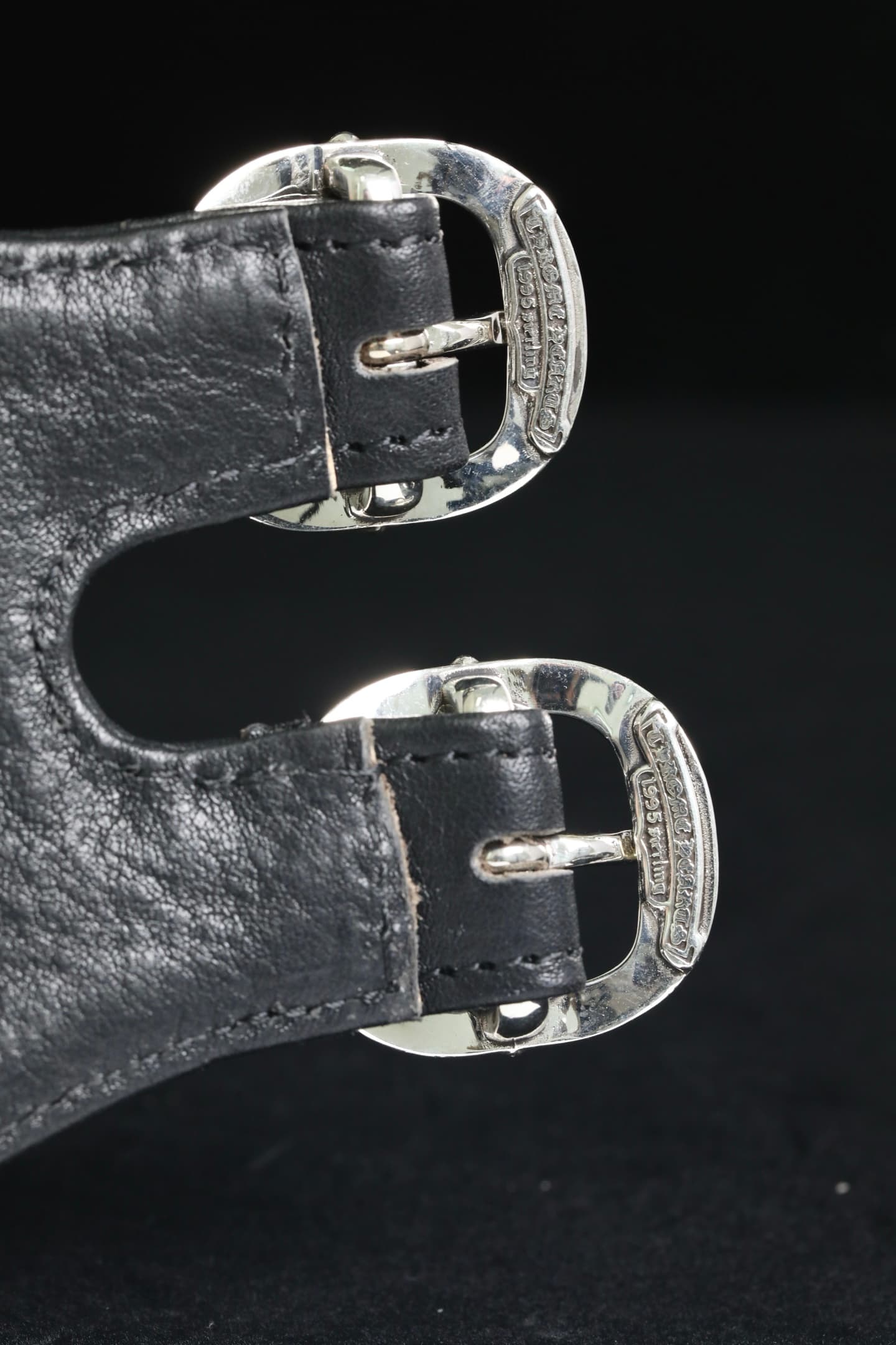 Серебряные пряжки 925 пробы с гравировкой Chrome Hearts детально
