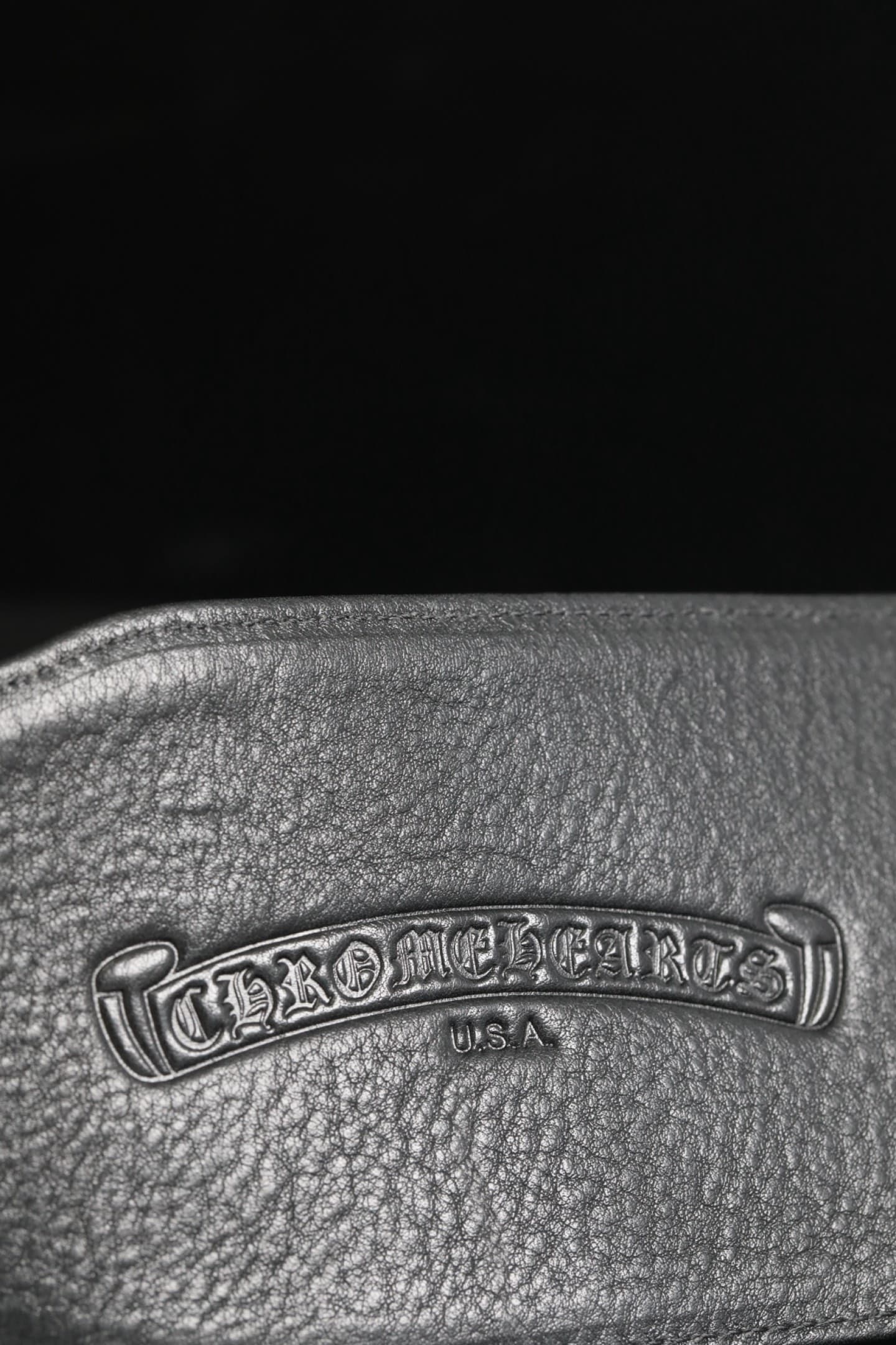 Фирменное тиснение Chrome Hearts на натуральной коже