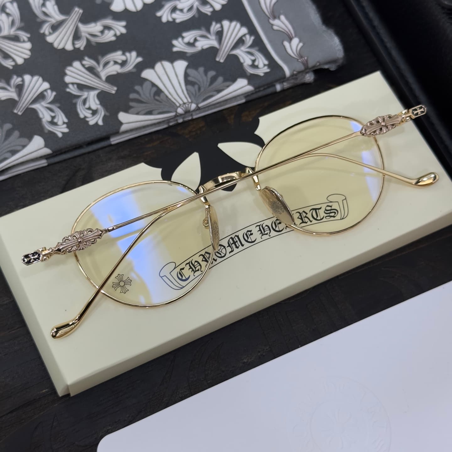 Очки Chrome Hearts VAGIDICTORIAN III крупным планом