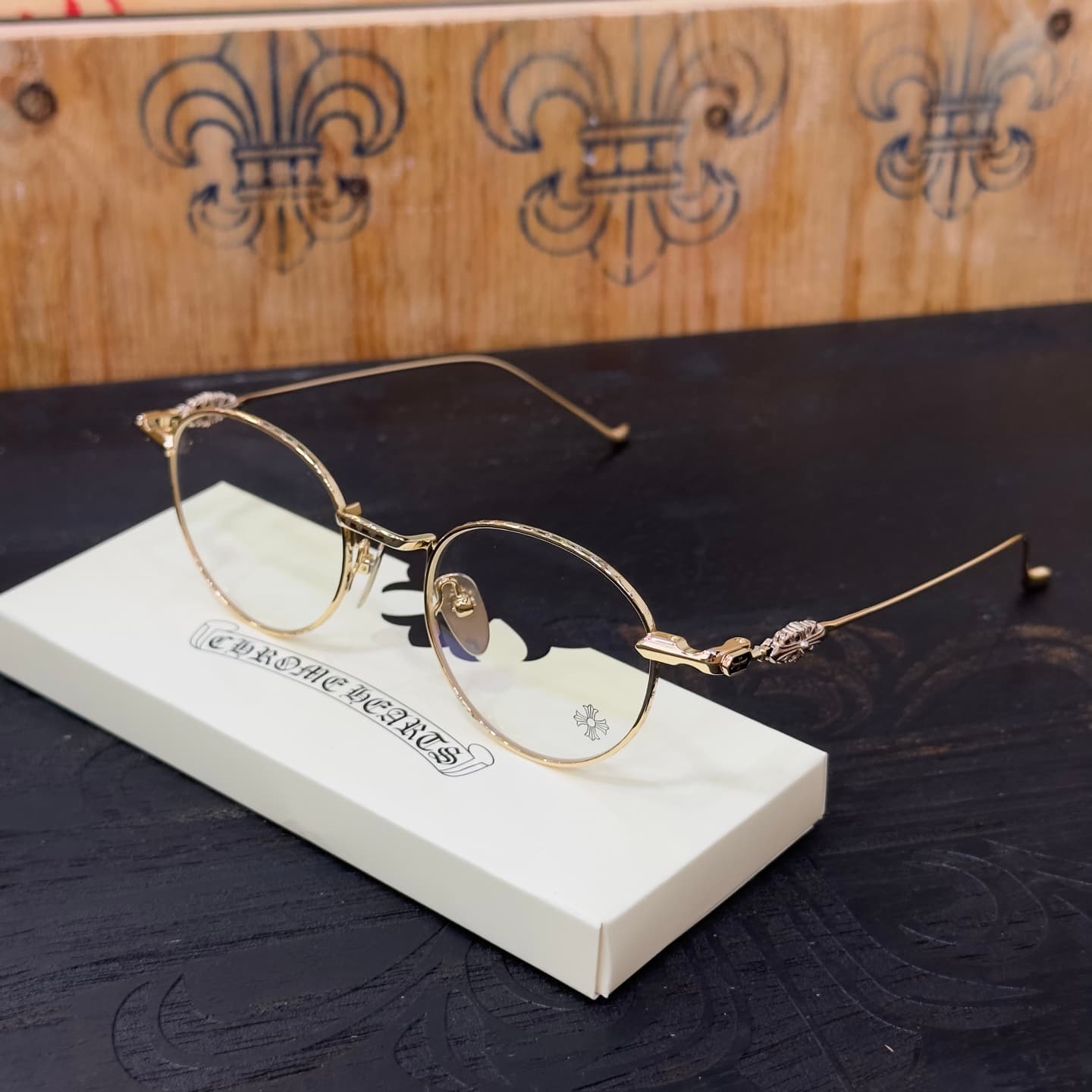 Золотистые очки Chrome Hearts VAGIDICTORIAN III на фирменной подставке