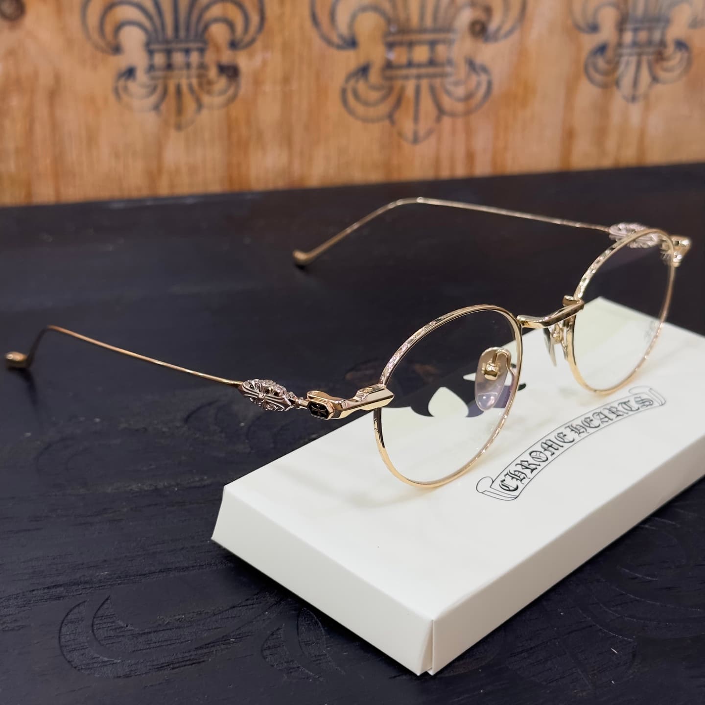 Очки Chrome Hearts VAGIDICTORIAN III в ракурсе три четверти