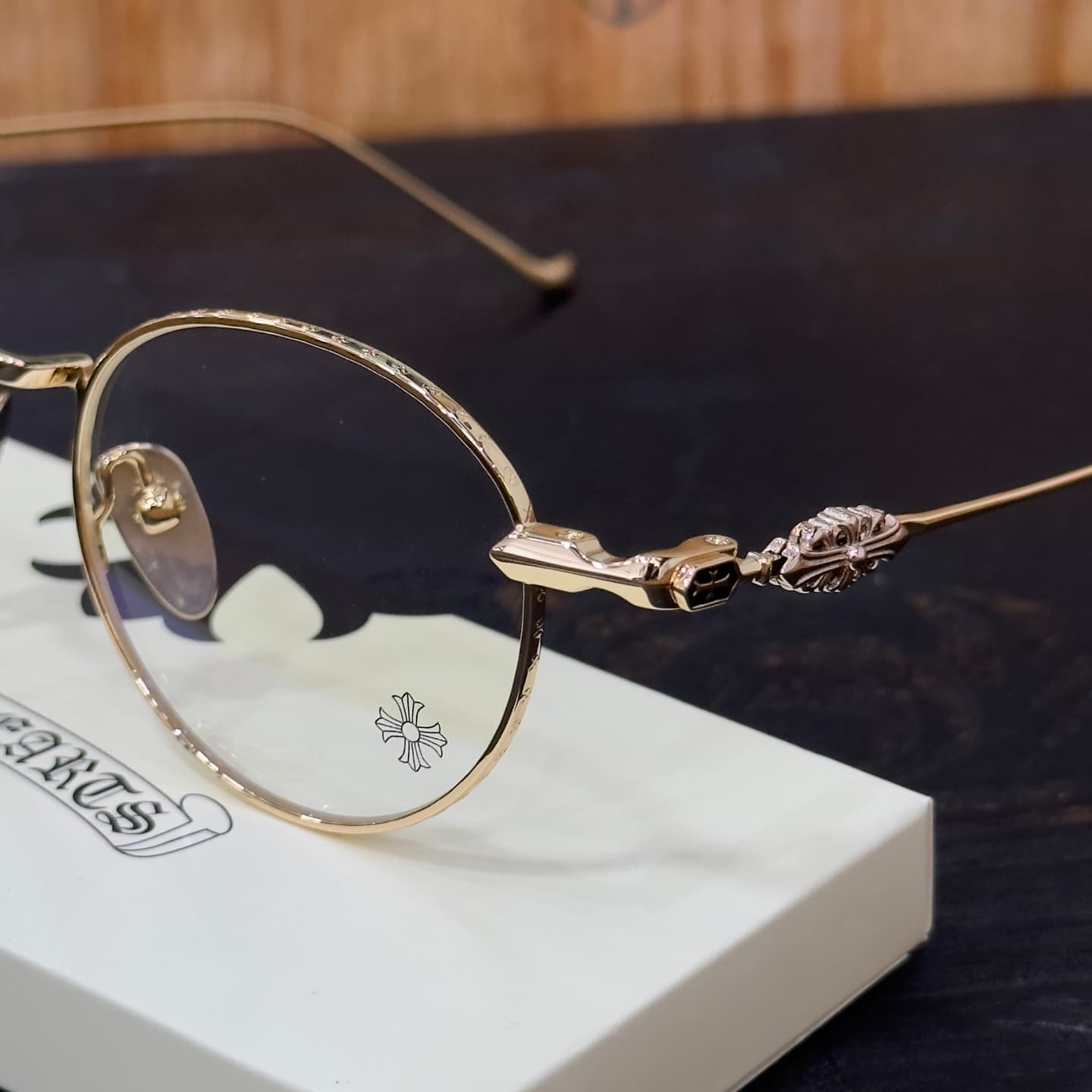 Круглая линза и декор крепления очков Chrome Hearts VAGIDICTORIAN III