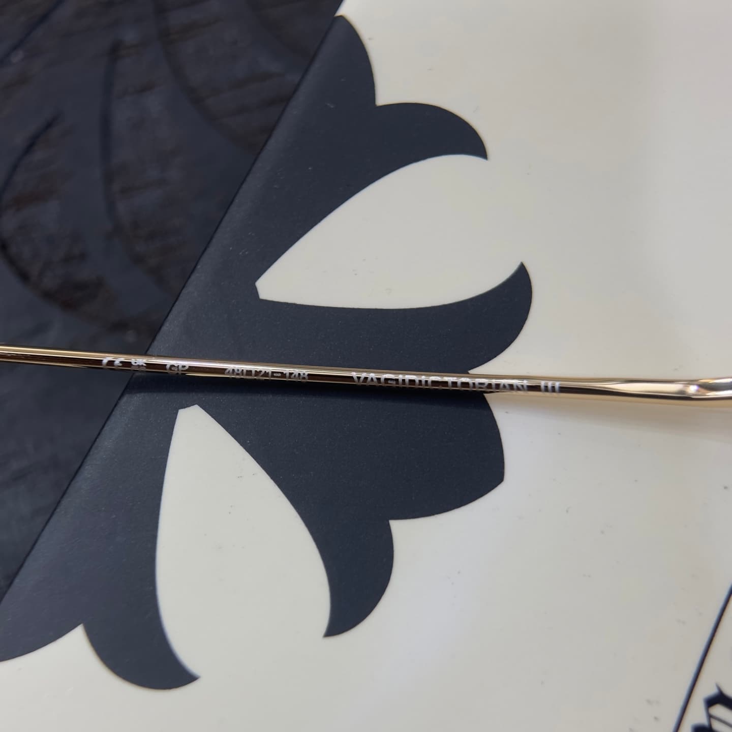 Маркировка и название модели на внутренней стороне заушника Chrome Hearts VAGIDICTORIAN III