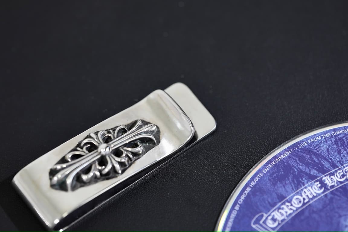 Детализация рельефного орнамента с чернением на зажиме Chrome Hearts