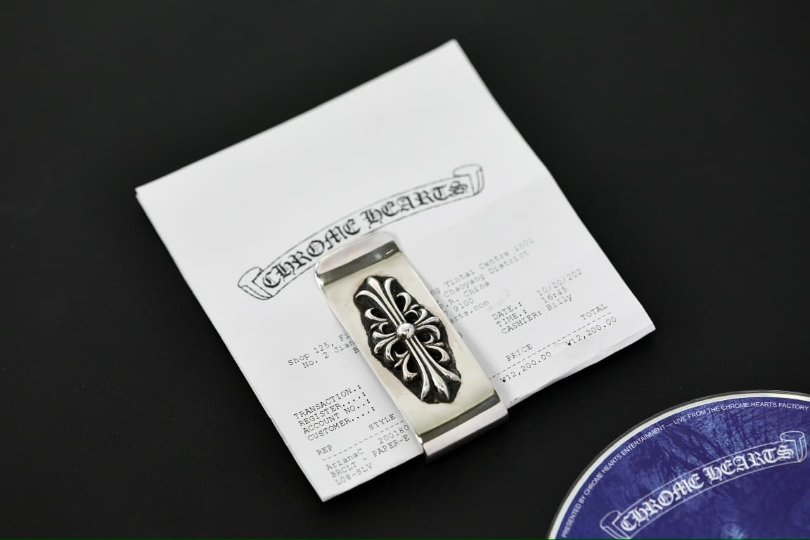 Зажим Chrome Hearts, удерживающий сложенную квитанцию