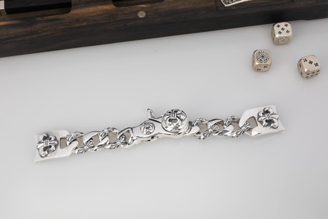 Серебряный браслет для часов Chrome Hearts в расправленном виде, вид спереди