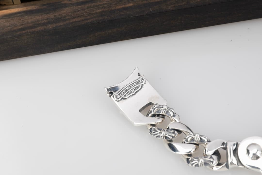 Крупный план концевого звена браслета с гравировкой Chrome Hearts