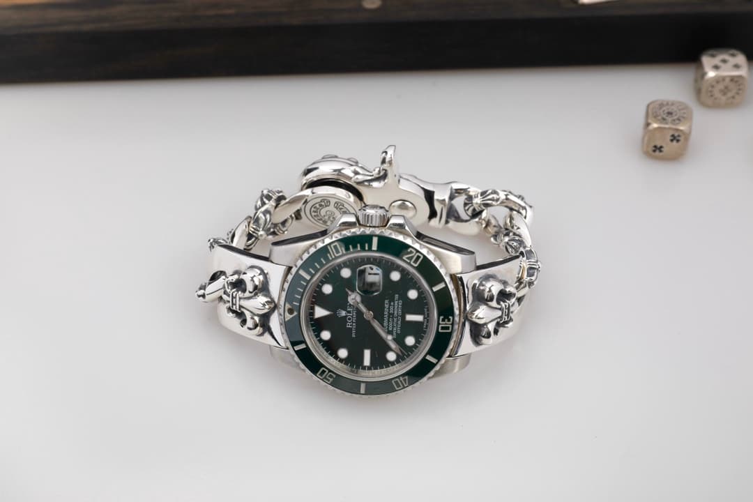 Серебряный браслет Chrome Hearts, установленный на часы