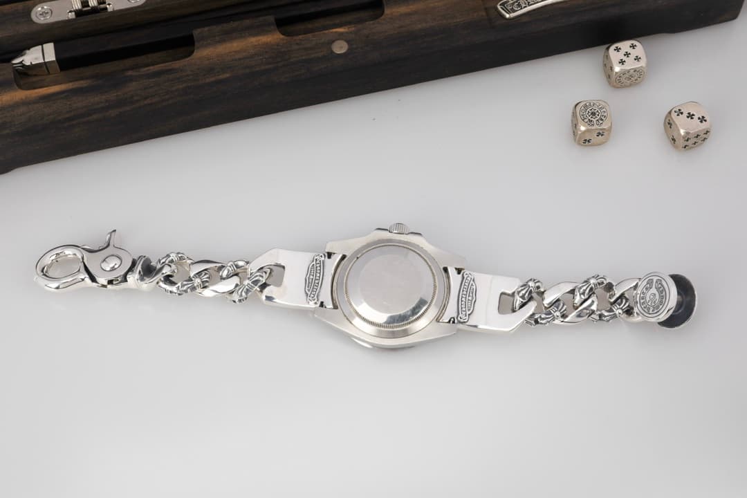 Задняя сторона часов с установленным серебряным браслетом Chrome Hearts