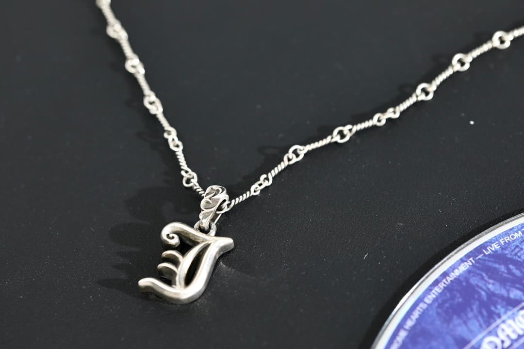 Серебряная подвеска Chrome Hearts в форме буквы J на витой цепочке