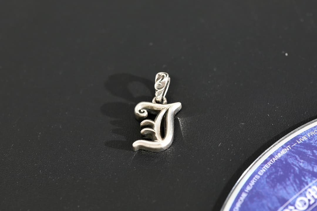 Лицевая сторона подвески Chrome Hearts с готической буквой J