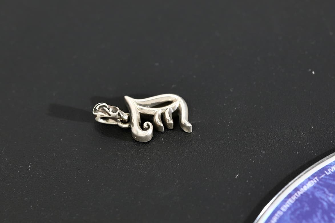 Вид сбоку на серебряную подвеску Chrome Hearts буква J