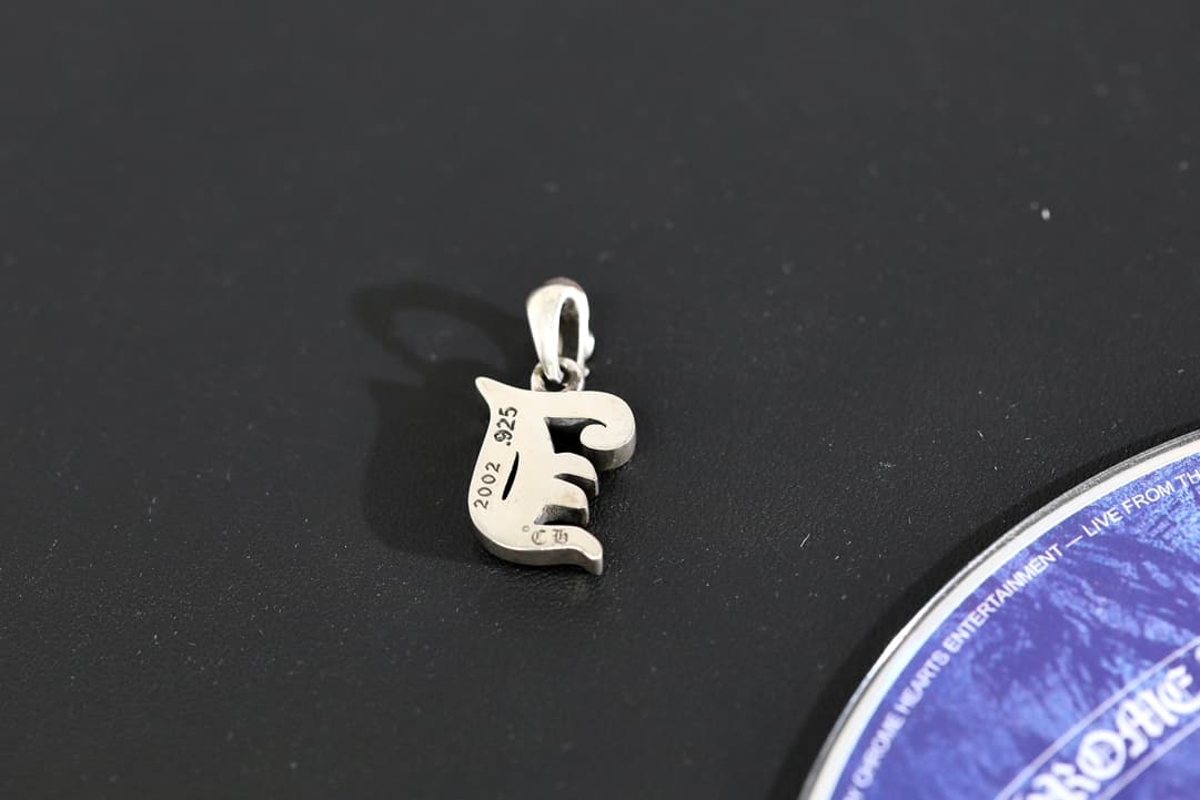 Обратная сторона подвески Chrome Hearts с гравировкой 2002 .925 CH
