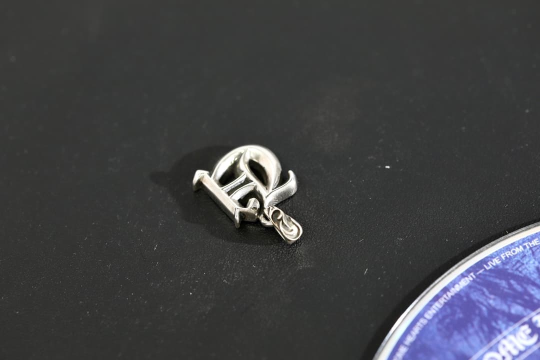 Подвеска-буква Chrome Hearts U из стерлингового серебра, ракурс сверху