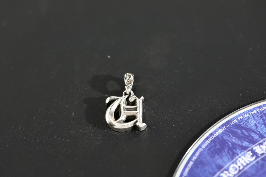 Фронтальный вид серебряного кулона Chrome Hearts с готической буквой U