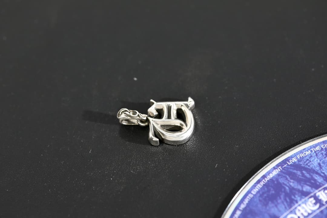 Кулон Chrome Hearts буква U в серебре, вид сбоку с демонстрацией бейла