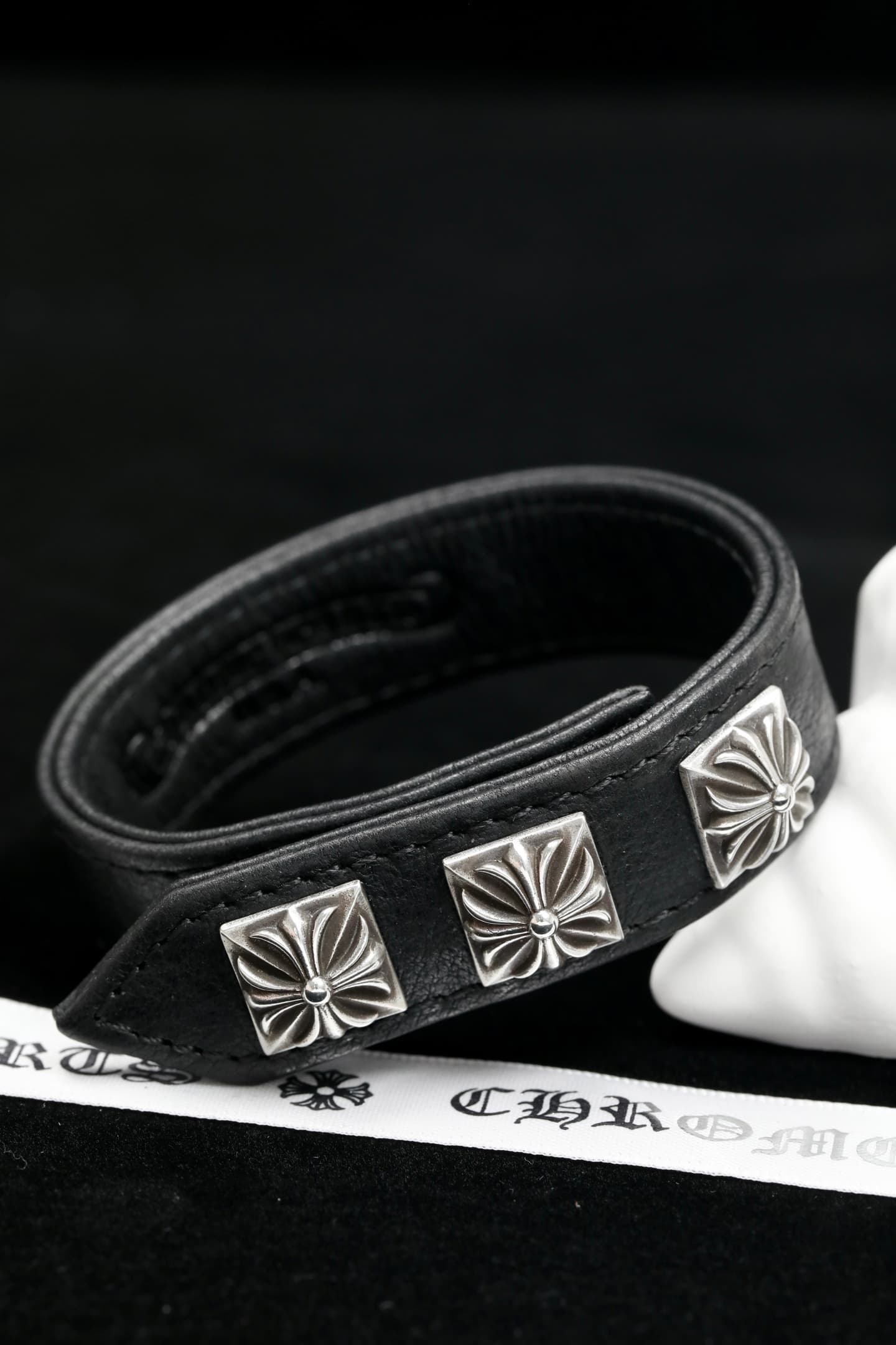 Вид спереди на кожаный браслет Chrome Hearts с квадратными вставками