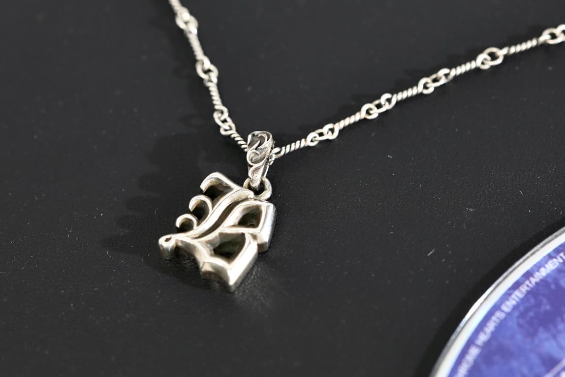 Серебряная подвеска Chrome Hearts с готической буквой B на цепочке
