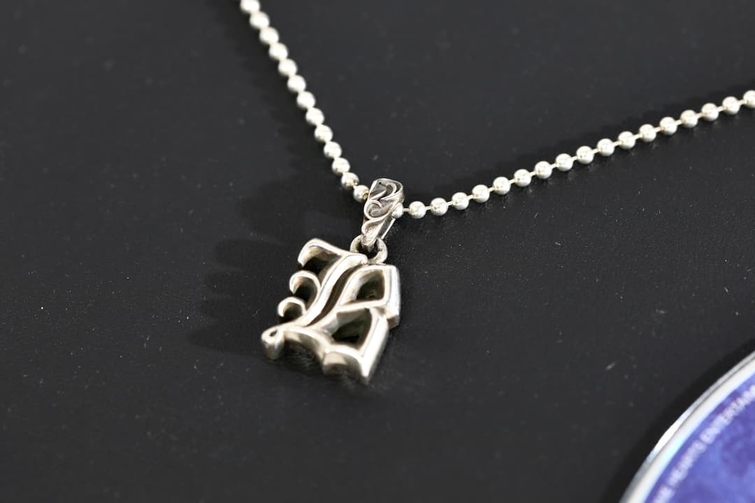 Подвеска с буквой B Chrome Hearts на шариковой цепочке