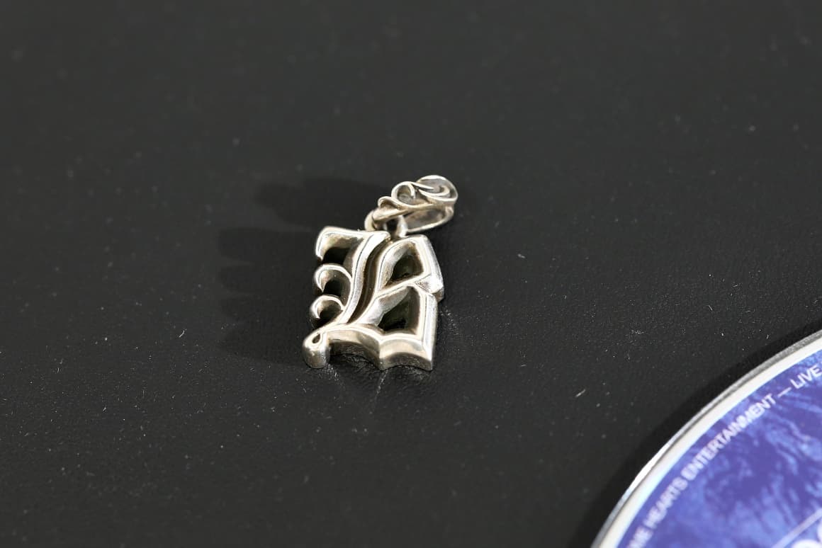 Серебряный кулон в виде буквы B Chrome Hearts