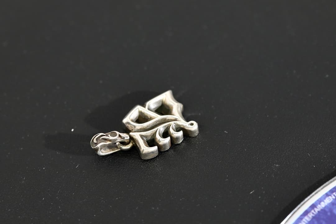 Кулон Alphabet B Chrome Hearts под углом с видом на рельеф