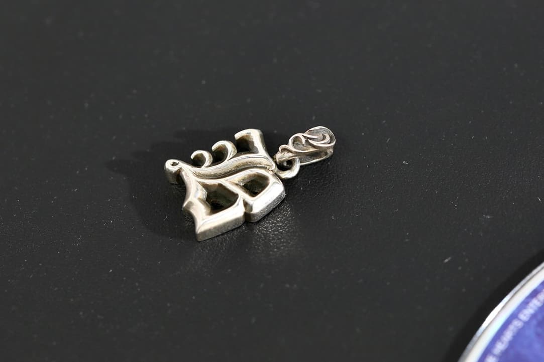 Лицевая сторона подвески Chrome Hearts с готической буквой B