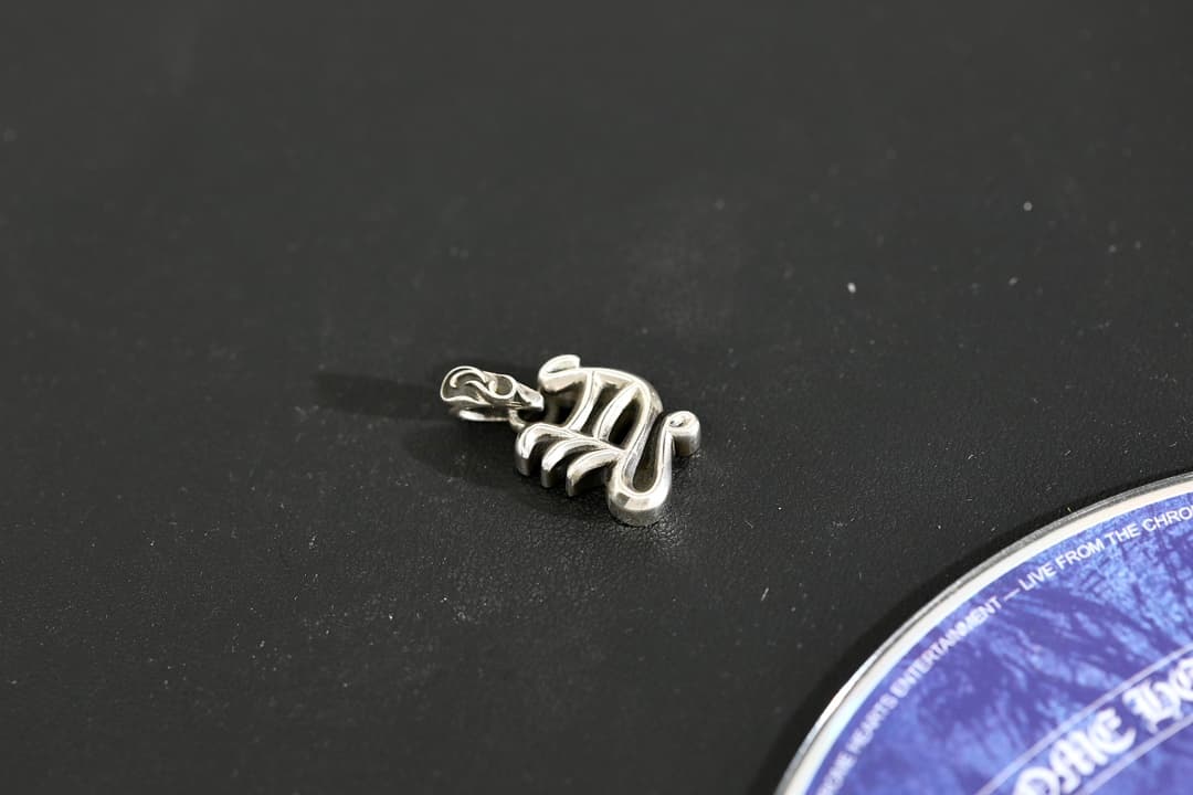 Вид сбоку на подвеску Chrome Hearts буква Y
