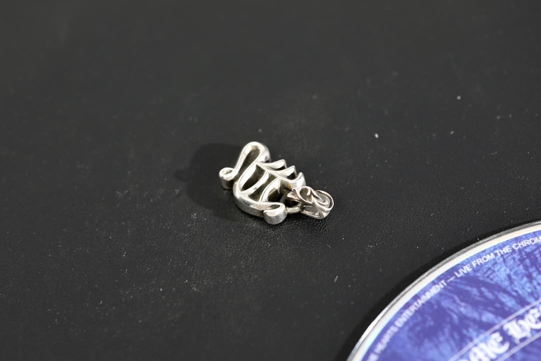 Подвеска Chrome Hearts Y под углом