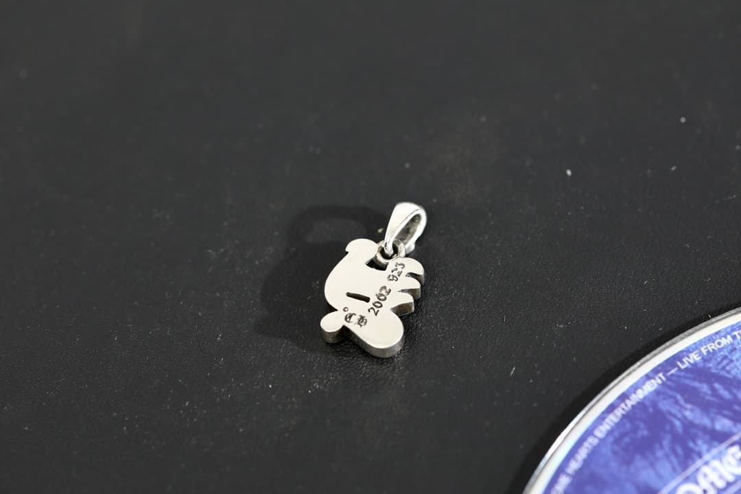 Обратная сторона подвески Chrome Hearts Y с гравировками 2002 925