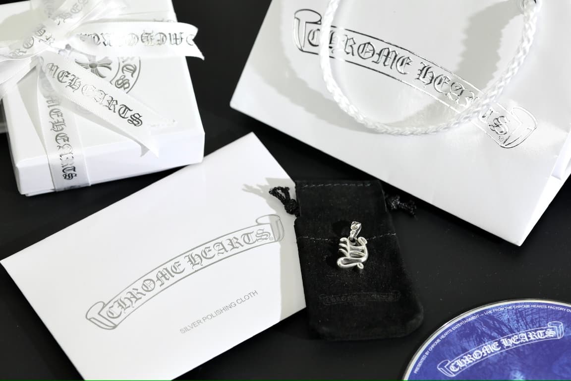 Комплект поставки подвески Chrome Hearts с мешочком и упаковкой