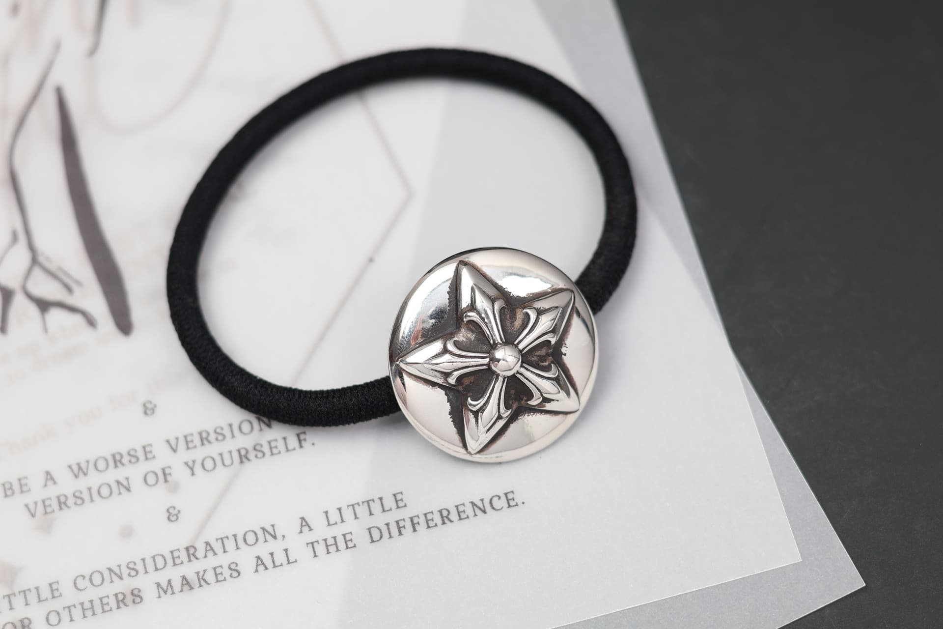 Резинка для волос Chrome Hearts Star с серебряным элементом, вид спереди