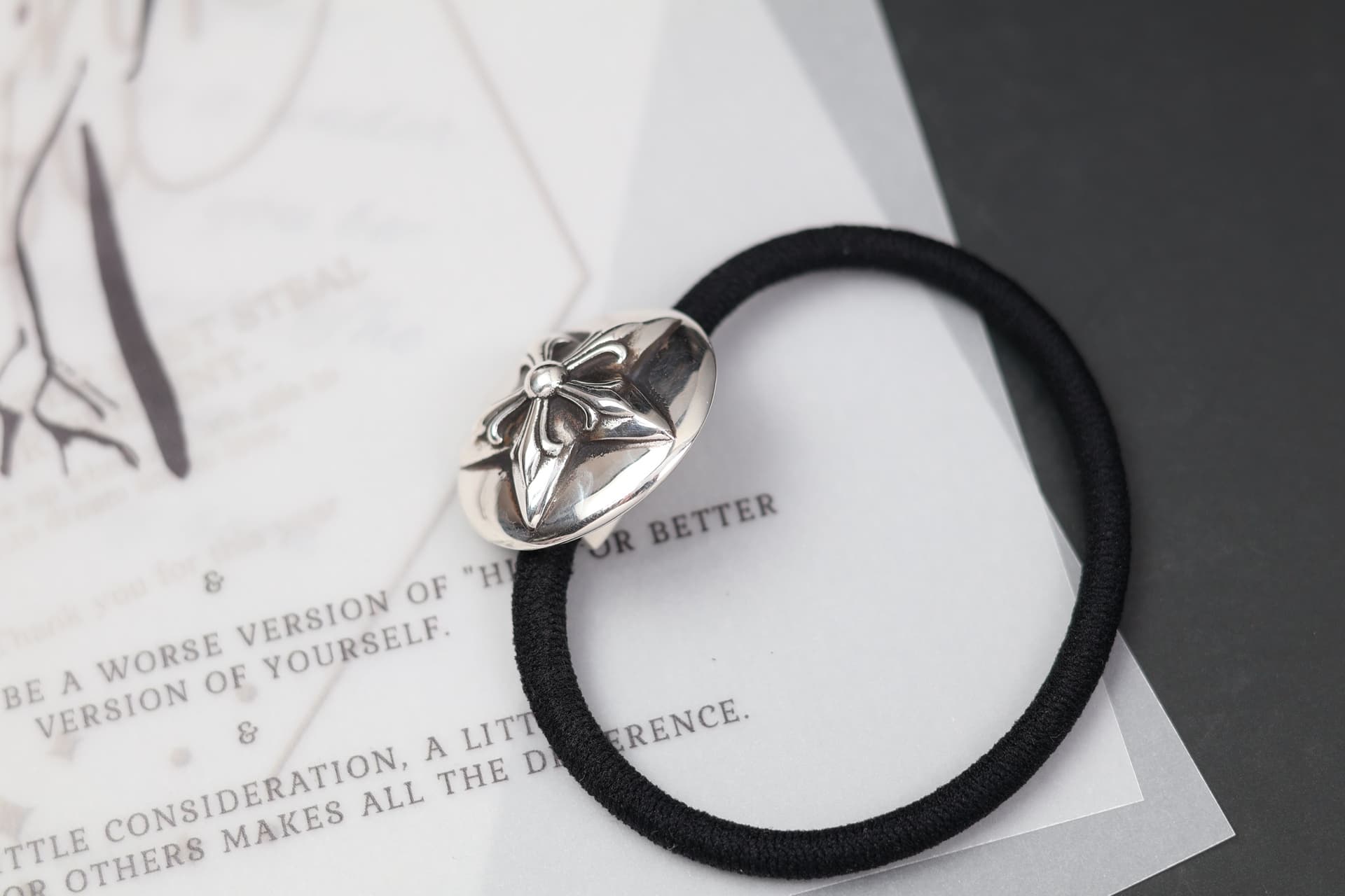 Боковой ракурс серебряного декоративного элемента резинки Chrome Hearts