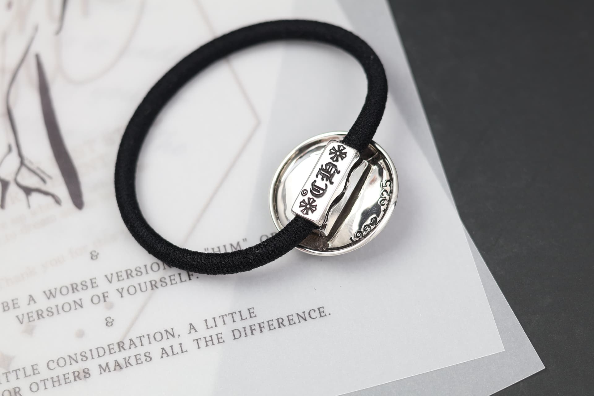 Гравировка CH 1992 .925 на обратной стороне резинки для волос Chrome Hearts