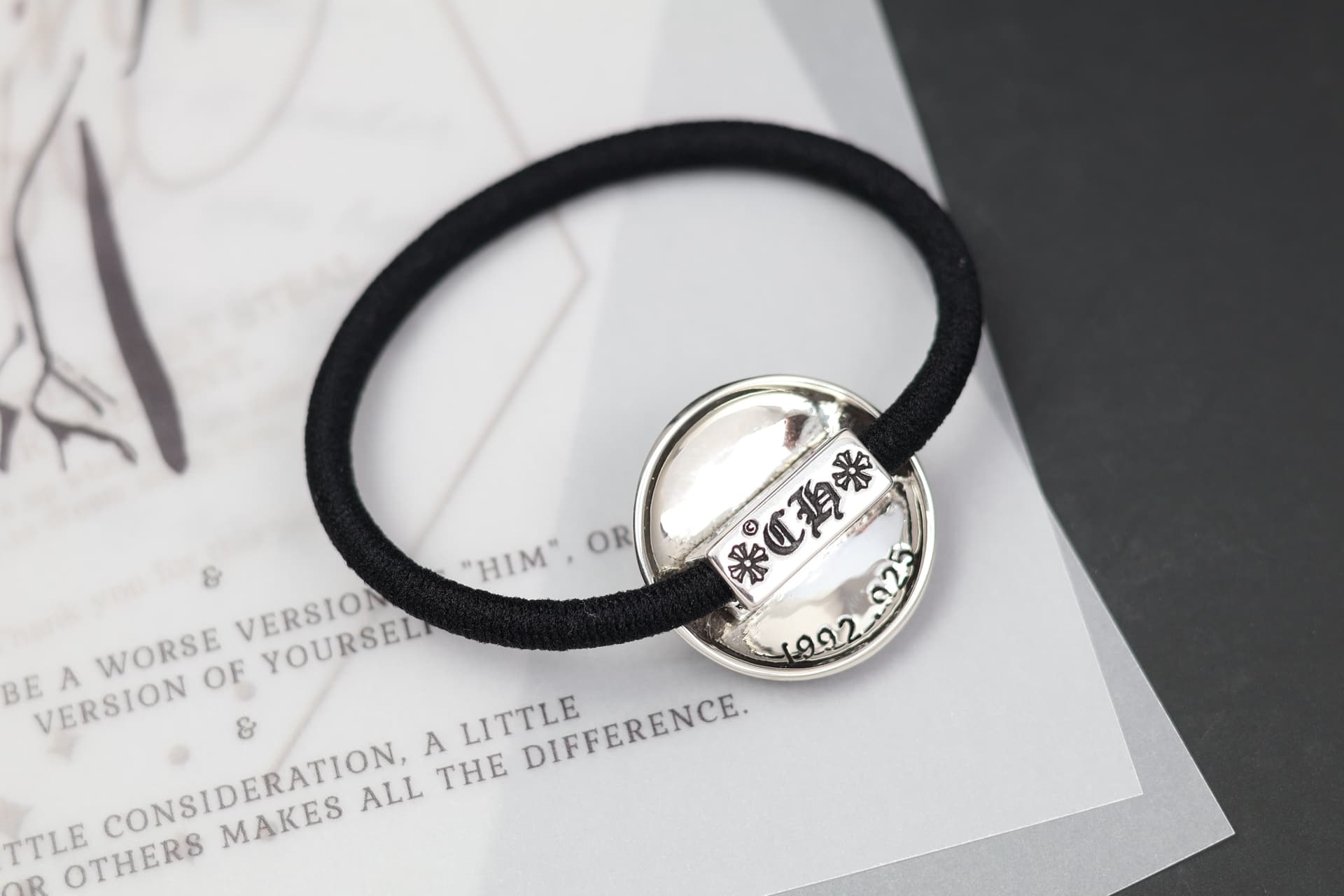 Крупный план серебряного крепления резинки Chrome Hearts