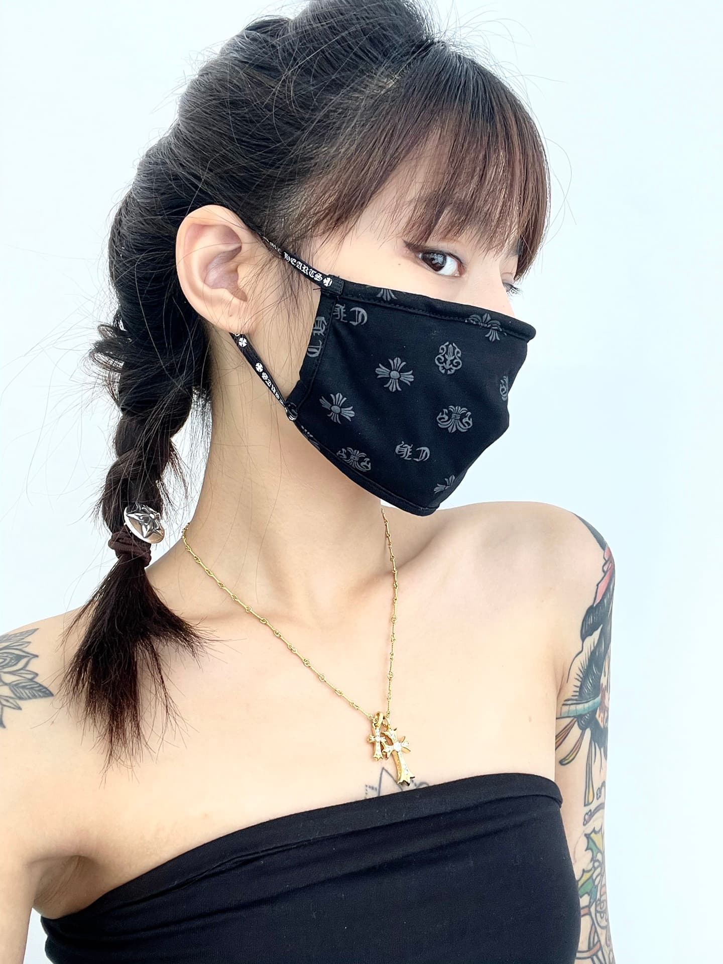 Резинка для волос Chrome Hearts Star в косе на модели