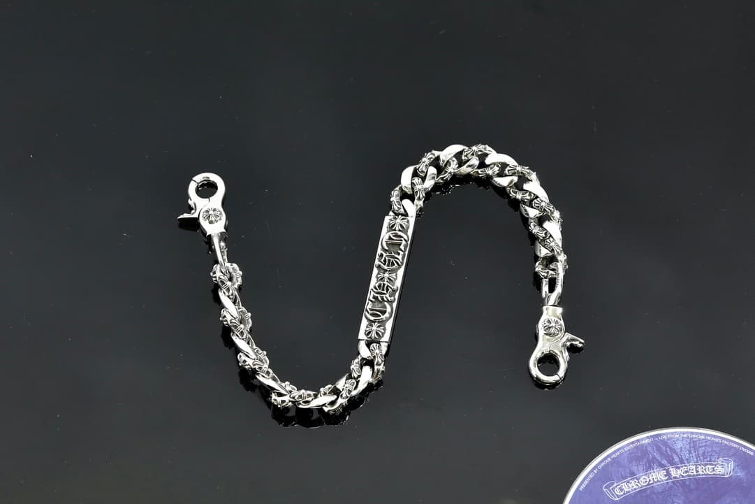 Серебряная цепочка для сумки Chrome Hearts, общий вид на темном фоне