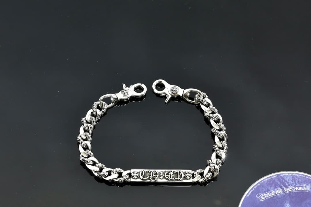 Серебряная цепь Chrome Hearts с карабинами, выложенная по кругу