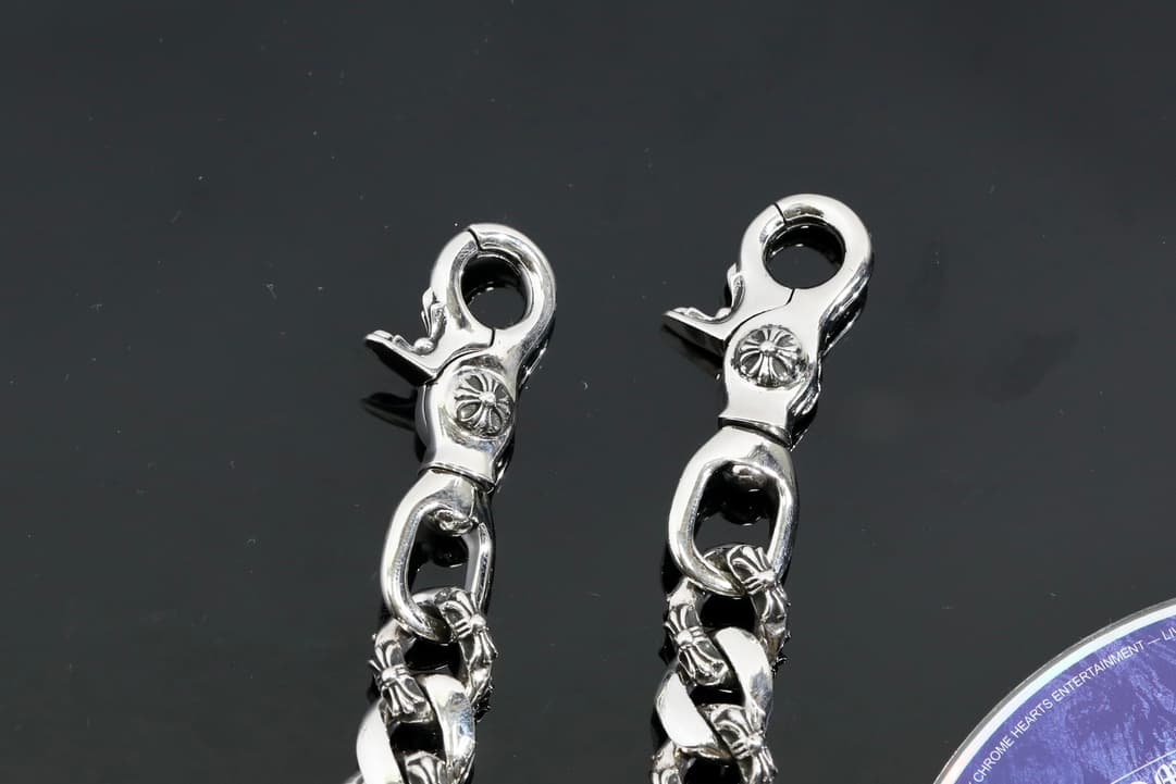 Детали двух серебряных карабинов цепи Chrome Hearts с гравировкой крестов
