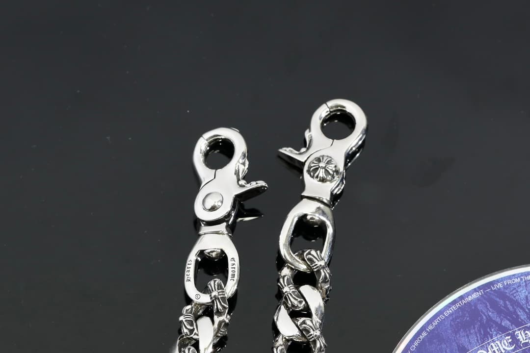 Карабины серебряной цепи Chrome Hearts крупным планом с разных ракурсов