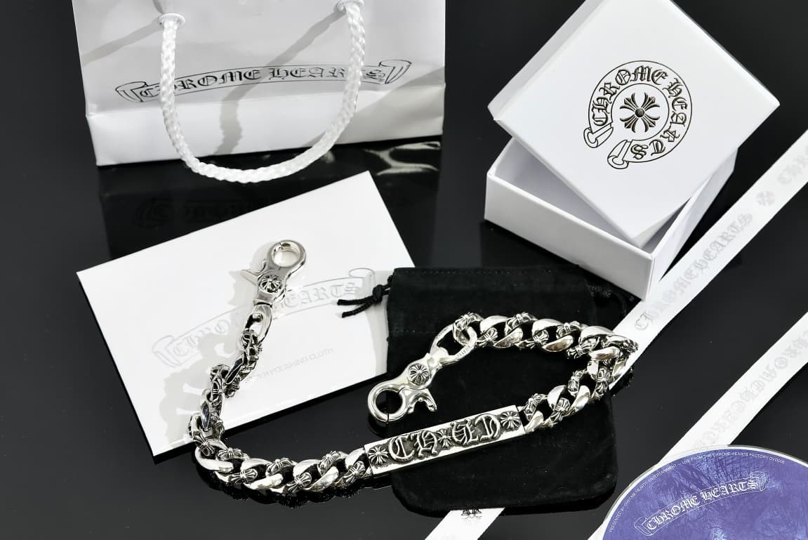 Комплект поставки: серебряная цепь Chrome Hearts, фирменная коробка, мешочек и пакет