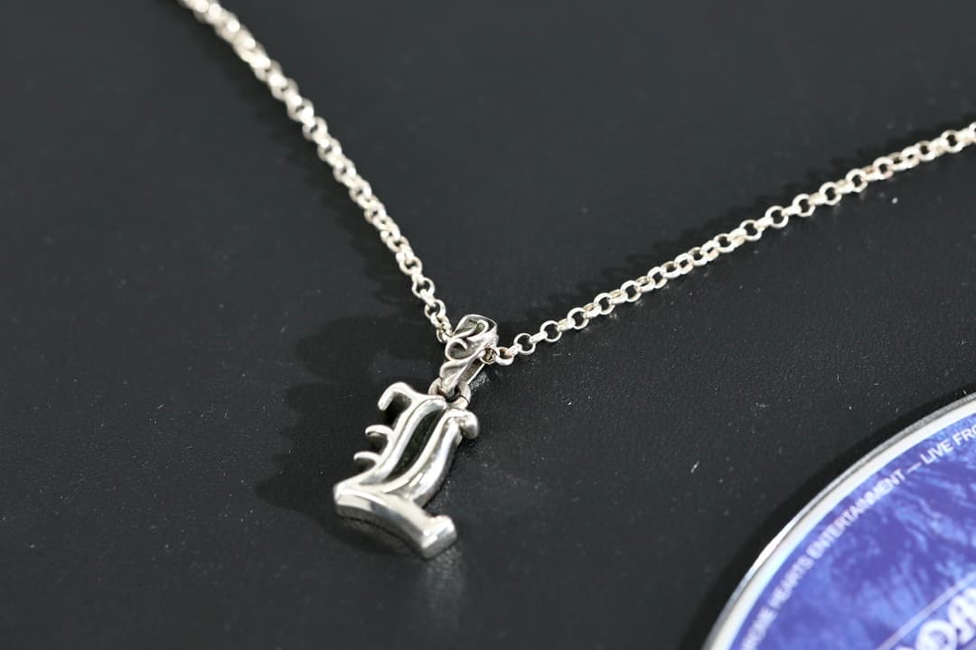 Серебряная подвеска Chrome Hearts с буквой L на цепочке