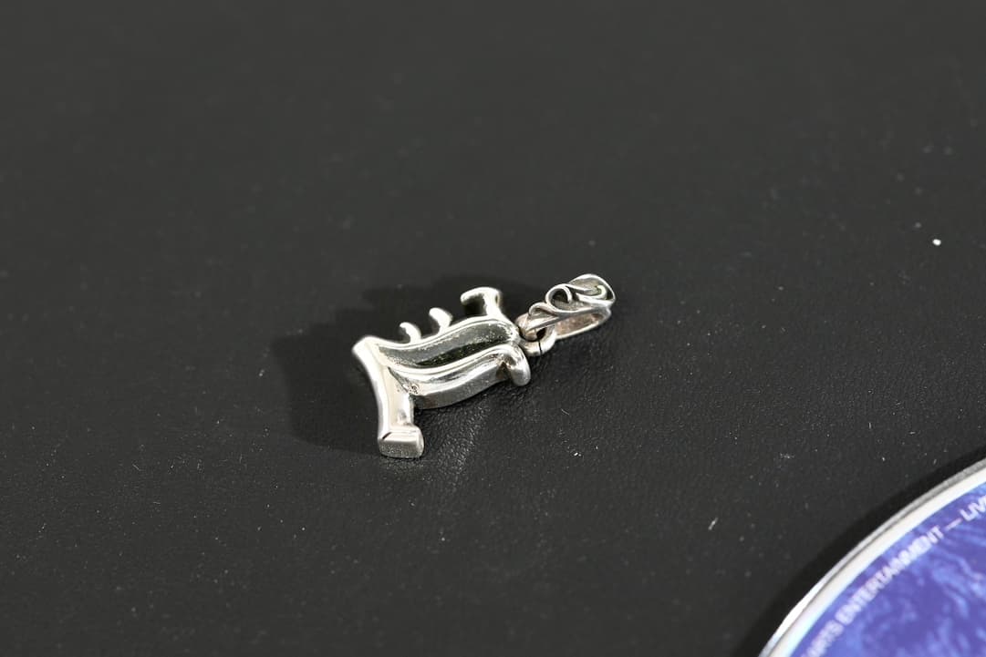 Кулон с буквой L Chrome Hearts под углом